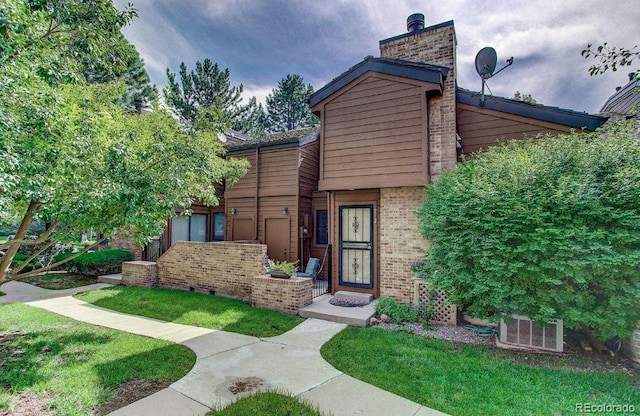 view of front of property with a front yard