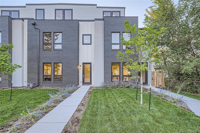 view of front of home featuring a front lawn