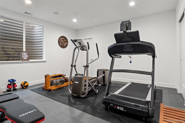 workout area with recessed lighting, baseboards, and visible vents