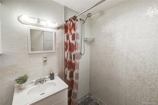 bathroom featuring a shower with curtain and vanity