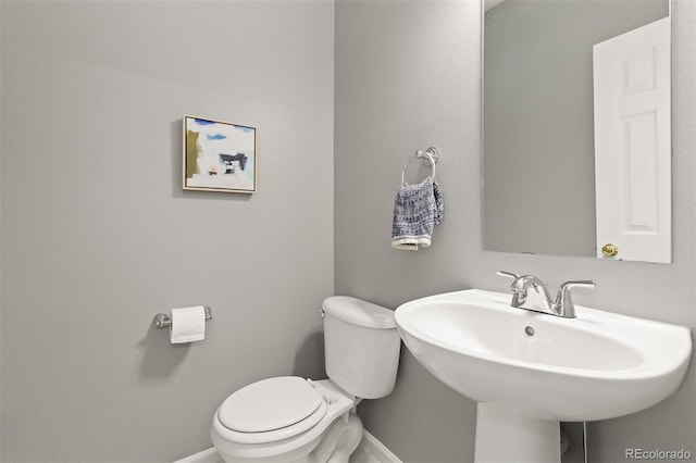 5555 E Briarwood Ave Unit 1404, Centennial, CO 80122 - bathroom with toilet, baseboards, and a sink