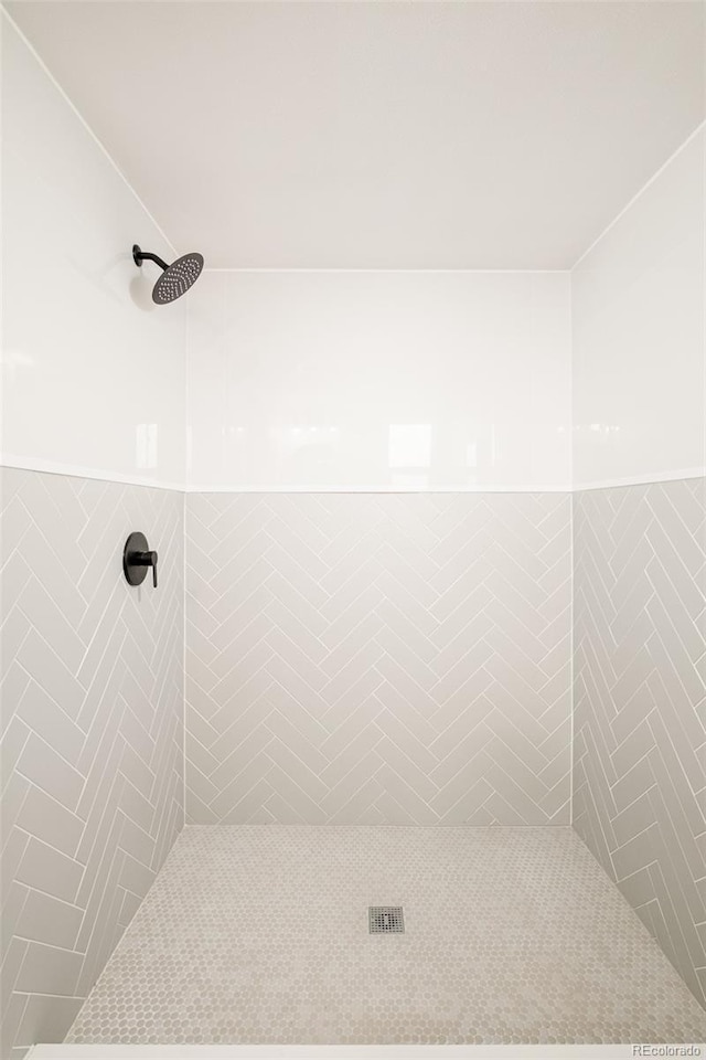 bathroom featuring a tile shower