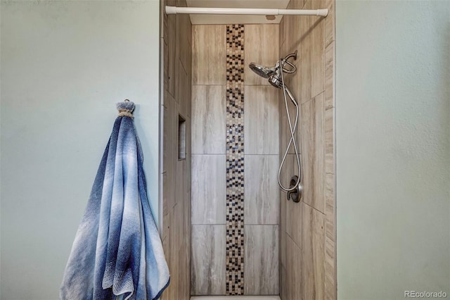 bathroom featuring tiled shower