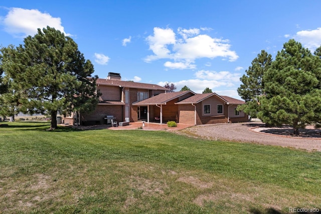 front of property featuring a front lawn