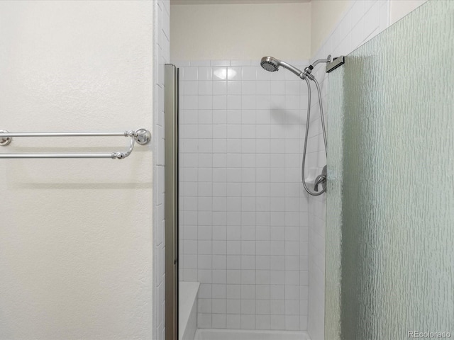 bathroom featuring tiled shower