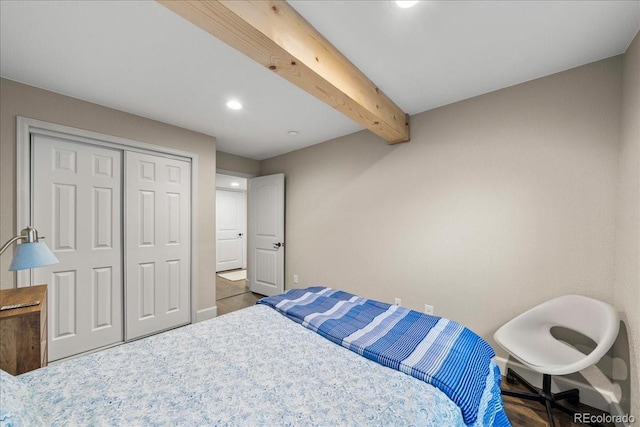 bedroom with recessed lighting, baseboards, beam ceiling, and a closet