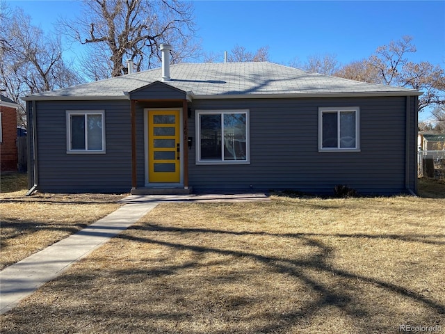 view of front of property featuring a front lawn