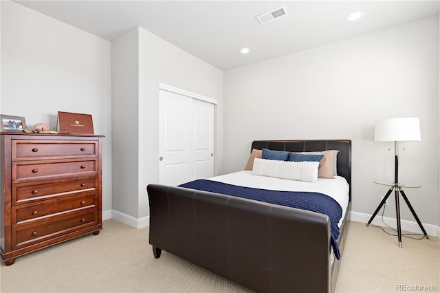 bedroom featuring recessed lighting, visible vents, light colored carpet, and a closet