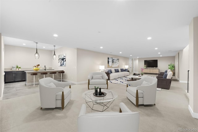 living room with recessed lighting, indoor wet bar, and baseboards