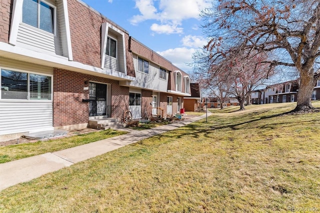 view of yard featuring a residential view