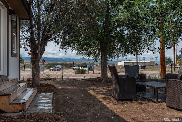 view of yard featuring a mountain view