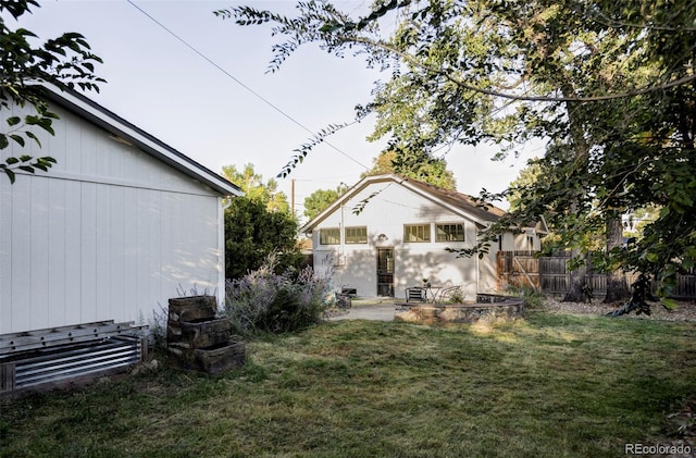 view of yard featuring an outdoor structure