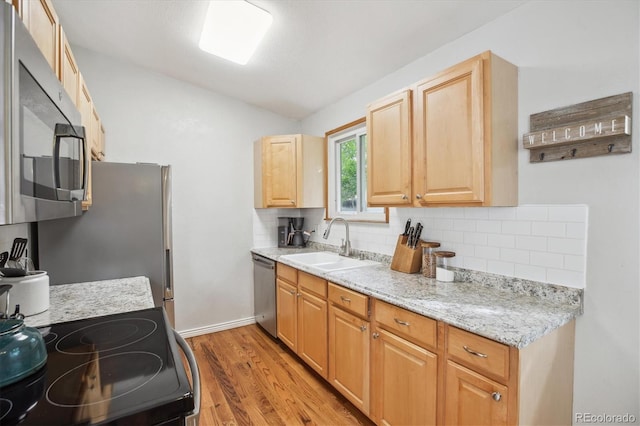 5007 S Richfield Cir, Aurora, CO 80015 - kitchen with appliances with stainless steel finishes, a sink, tasteful backsplash, light wood-type flooring, and lofted ceiling