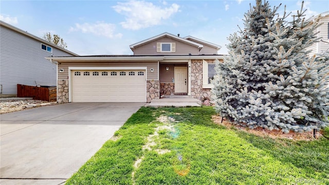 view of front of home featuring a front yard and a garage