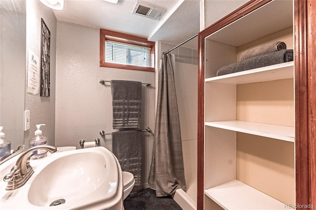 1325 N Foote Ave, Colorado Springs, CO 80909 - full bath with a sink, a textured wall, a shower with curtain, and toilet