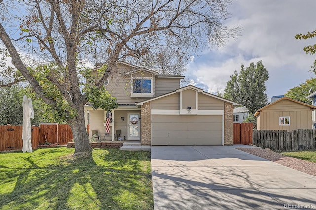 view of front of property featuring a front yard