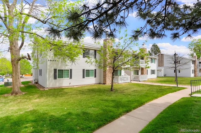 view of property's community featuring a lawn