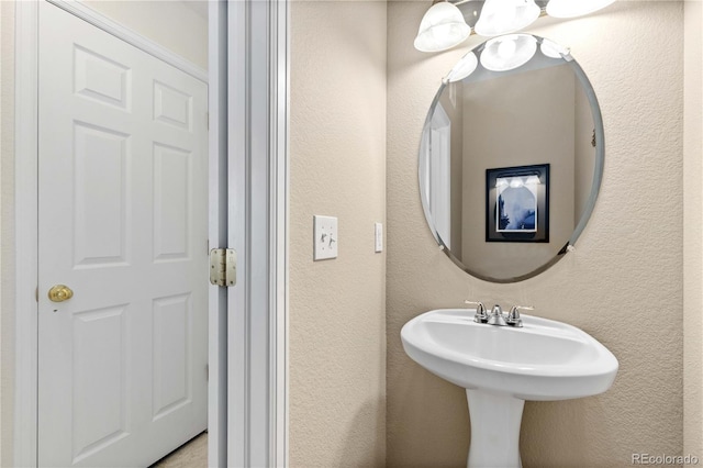 16179 E Geddes Ln Unit 96, Aurora, CO 80016 - bathroom with a textured wall