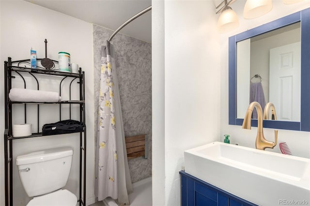 full bathroom featuring curtained shower, toilet, and a sink