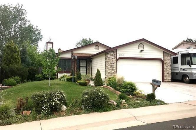 view of front of property featuring a garage and a front lawn