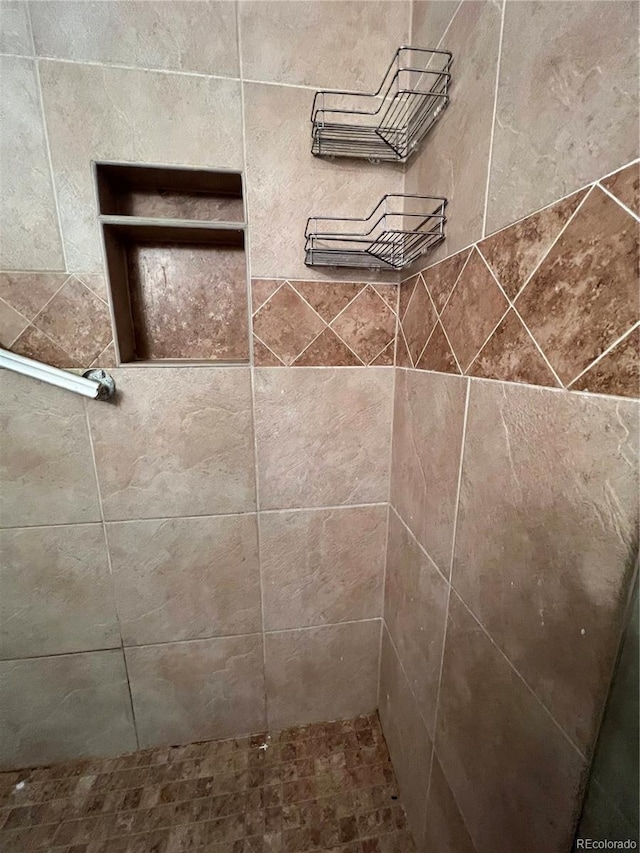 room details featuring a tile shower