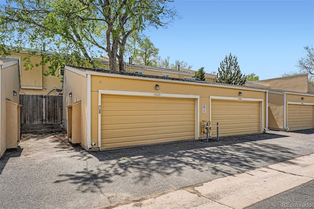 13020 E Linvale Pl, Aurora, CO 80014 - garage featuring fence