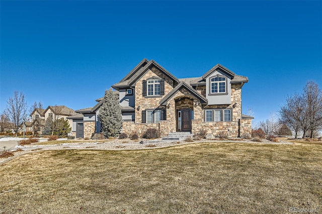 view of front of property featuring a front lawn