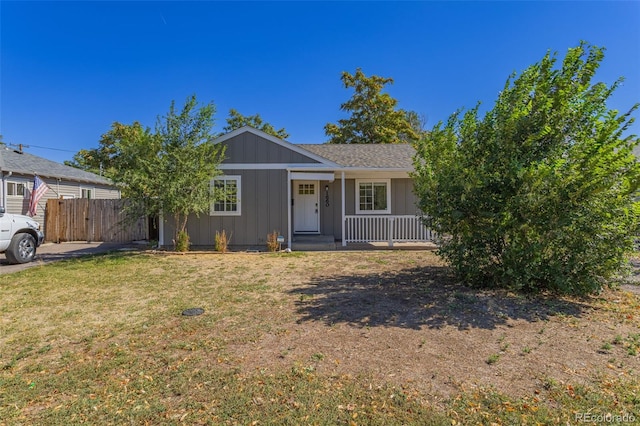 ranch-style home featuring a front lawn and a porch