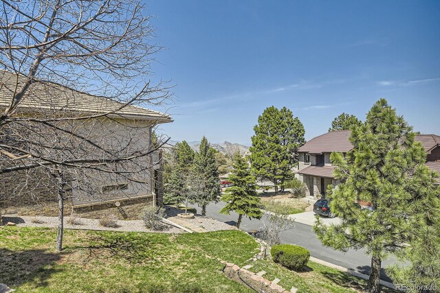 view of yard with a mountain view