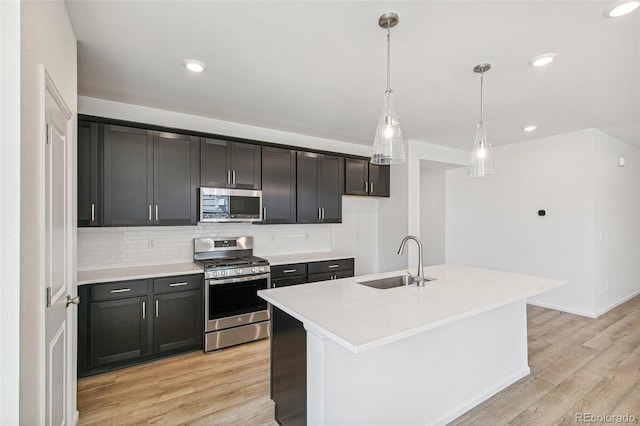 9332 Bahama Ct, Commerce City, CO 80022 - kitchen featuring light wood finished floors, decorative backsplash, stainless steel appliances, and a sink