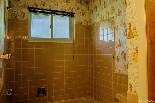 962 S Beech St, Lakewood, CO 80228 - full bathroom with wallpapered walls and shower / bath combination