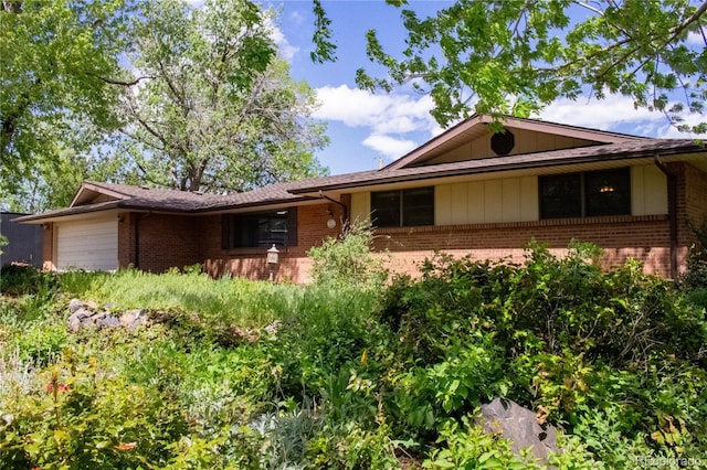 962 S Beech St, Lakewood, CO 80228 - ranch-style home featuring brick siding and a garage
