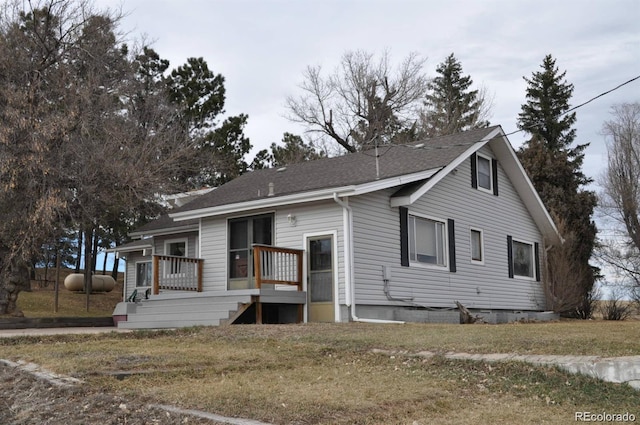 view of front of property with a front yard