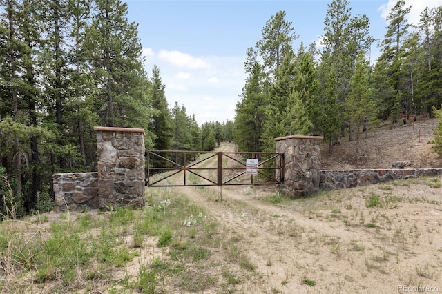 1000 Rangeview Ct, Black Hawk, CO 80422 - gate with a wooded view