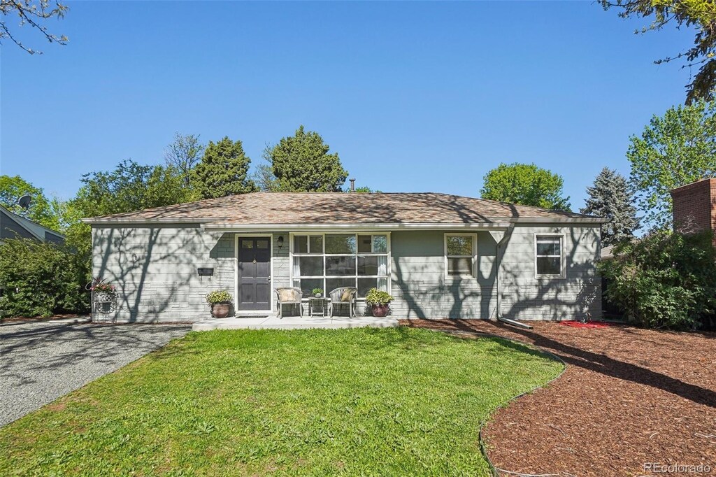 1431 S Glencoe St, Denver, CO 80222 - ranch-style home with a front lawn
