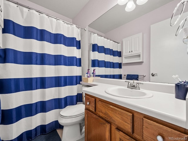 bathroom featuring a shower with curtain, vanity, and toilet