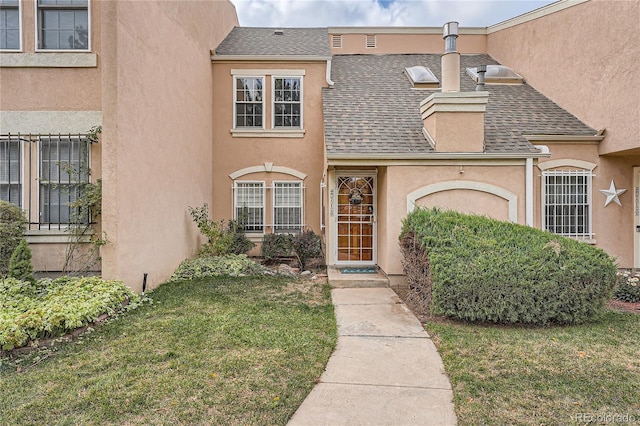 view of front of property with a front lawn