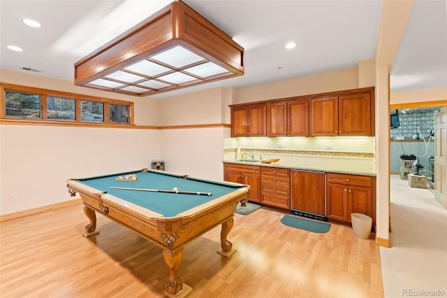 recreation room with light wood-style flooring, recessed lighting, billiards, visible vents, and baseboards