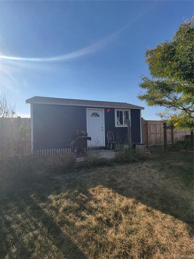 view of front facade featuring a front yard