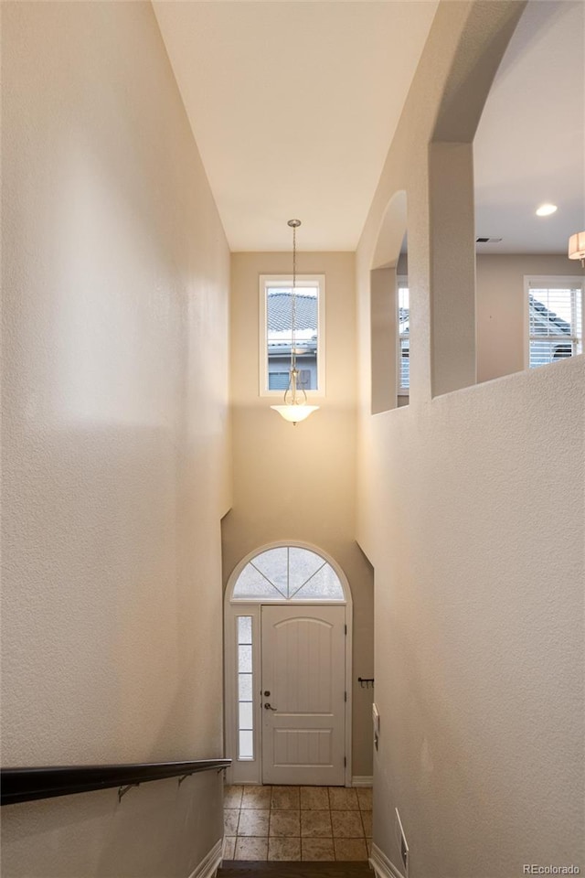 foyer featuring an inviting chandelier