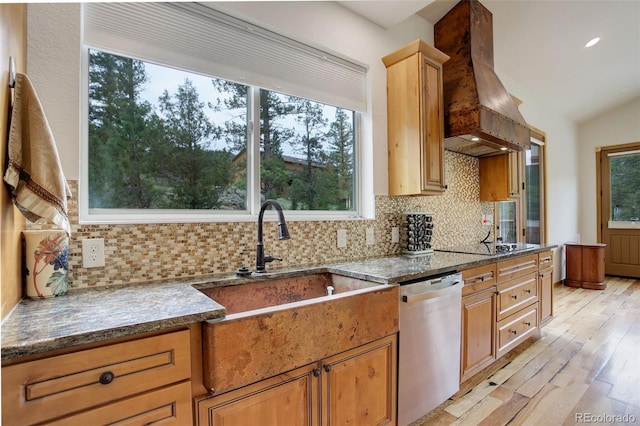 178 Cree Ct, Lyons, CO 80540 - kitchen with dishwasher, custom exhaust hood, backsplash, light wood-style floors, and vaulted ceiling