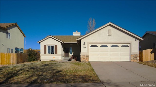 view of front of house featuring a front lawn and a garage