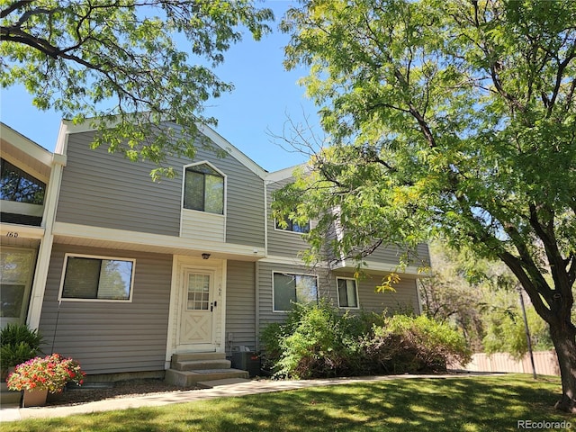 view of front facade featuring a front yard