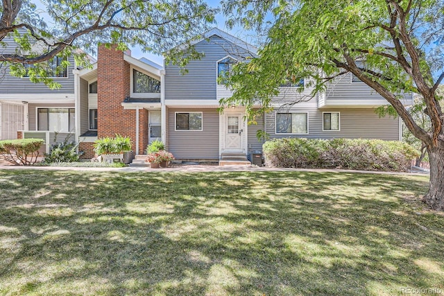 view of front of property featuring a front lawn