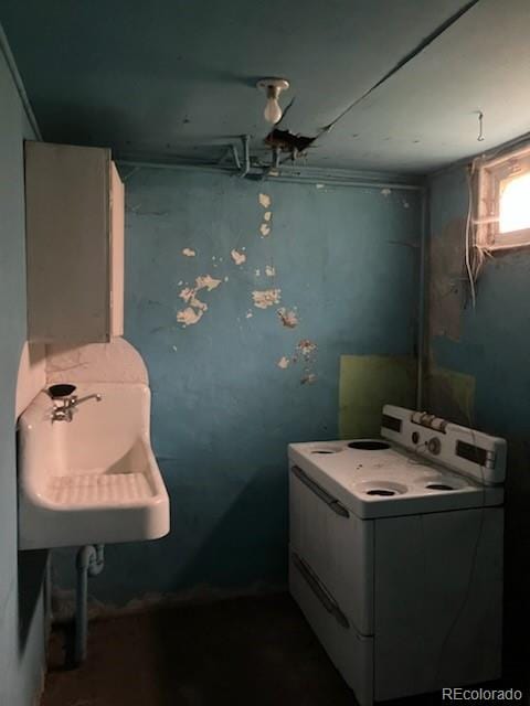 440 Colorado Ave, Stratton, CO 80836 - laundry room with washer / dryer