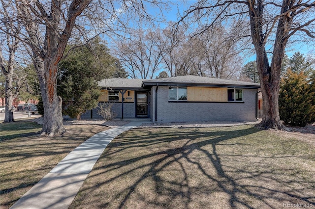 view of front of house with a front lawn and brick siding