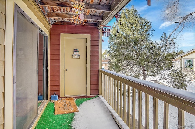 property entrance featuring a balcony