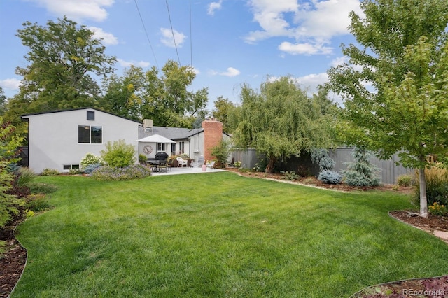 view of yard featuring a patio area