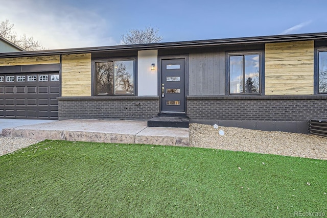 view of front of home featuring a garage and a front lawn