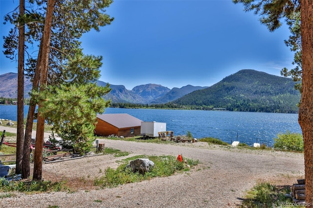 water view featuring a mountain view